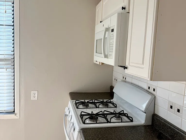 1044 Academy Ave #1 — Photo 3