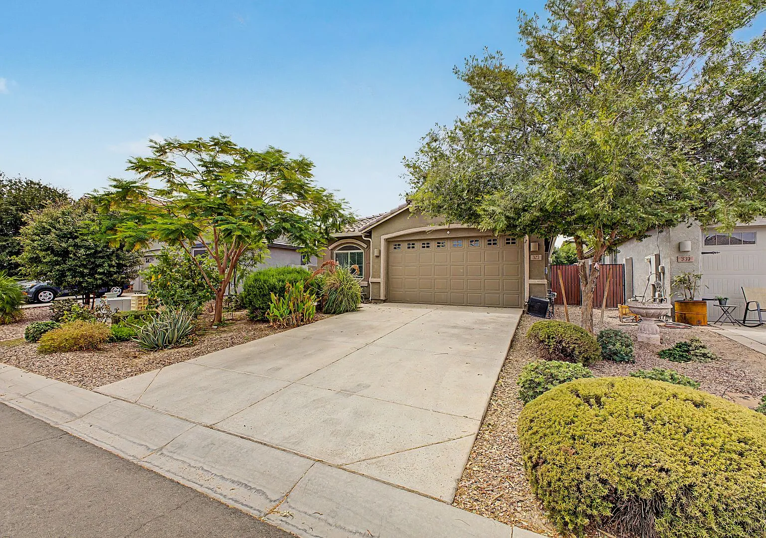 Beautifully updated 4 bed/2 bath home — Photo 2