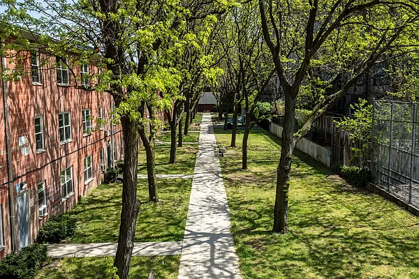 Sold by R New York | media 10