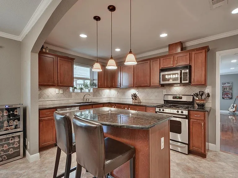 610 W North Loop Blvd — Photo 4