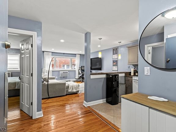 3rd image of 826 W Grand St, UNIT 2K
