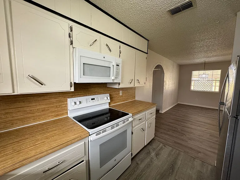 1402 Hammond Dr — Photo 10