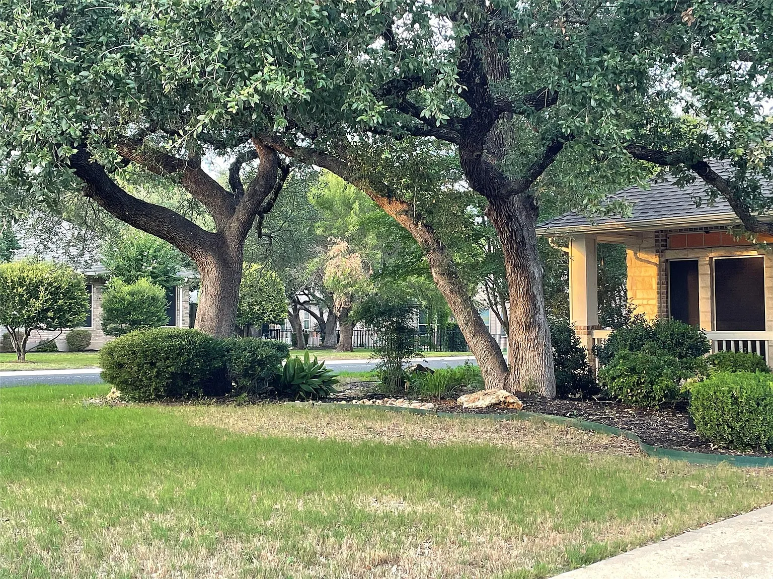 2 bed, 2.0 bath, 2018 sqft, $2,200 — Photo 3