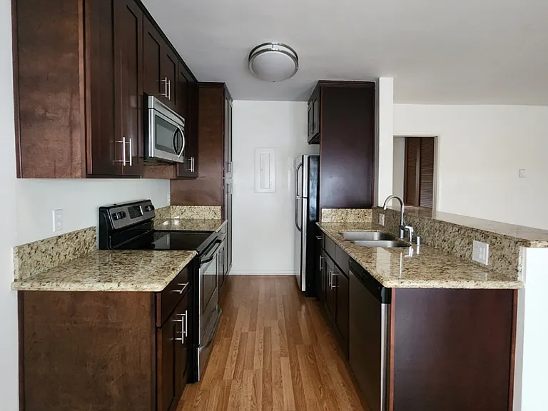 1850 Greenfield Ave #12 — Photo 7