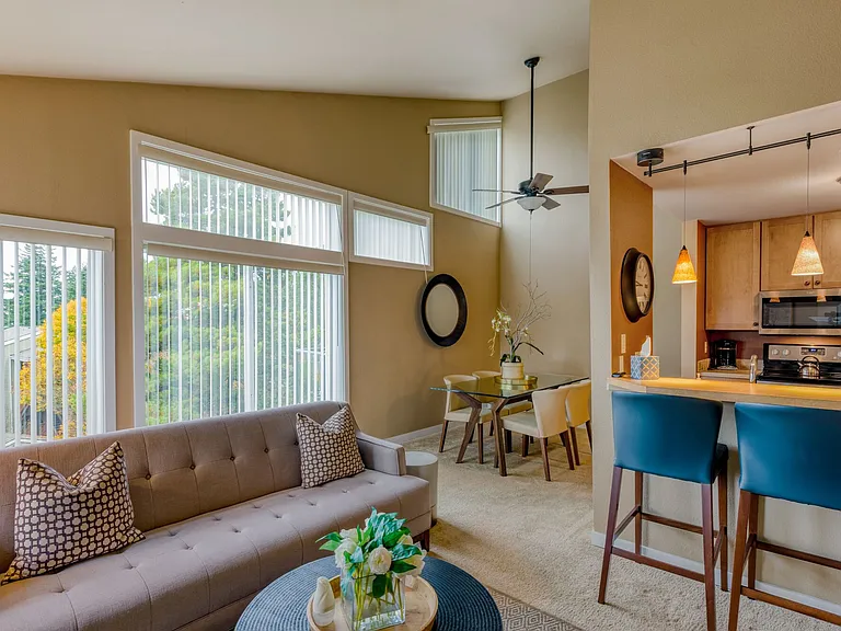 Sunset Summit Apartments — Photo 6