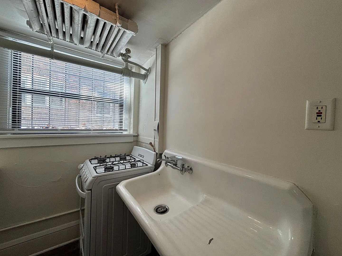 1091 Goodrich Ave — Photo 3