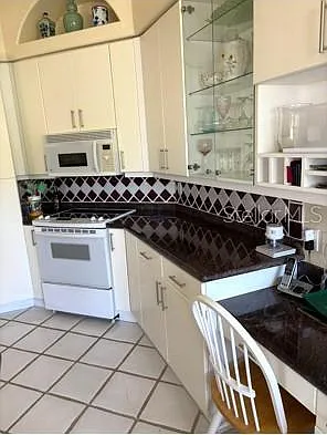 2 bed, 2.0 bath, 2120 sqft, $7,000 — Photo 3