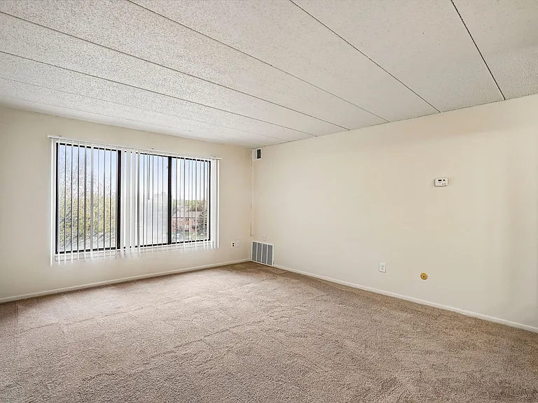 Lincoln Tower Apartments — Photo 9