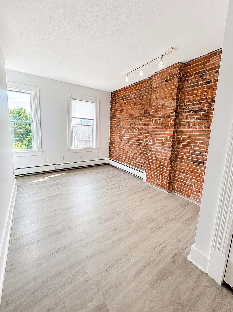 Updated 1-Bedroom | Walk-In Closet & Modern Finishes — Photo 2