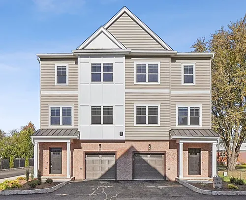 4 Kelly Ct W Photo 1