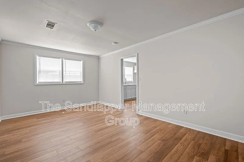 3 bed, 1.0 bath, 1000 sqft, $1,825 — Photo 3