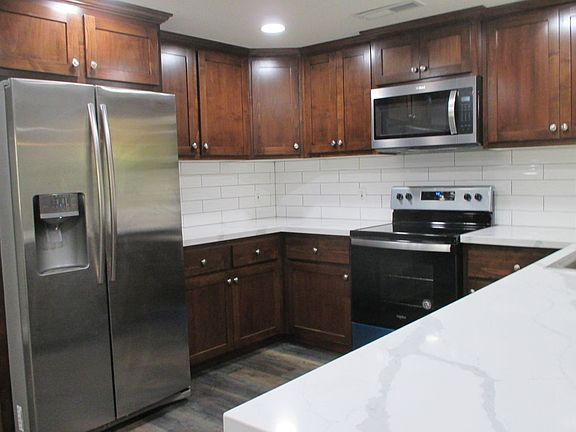 3rd image of 2307 Crestview Dr