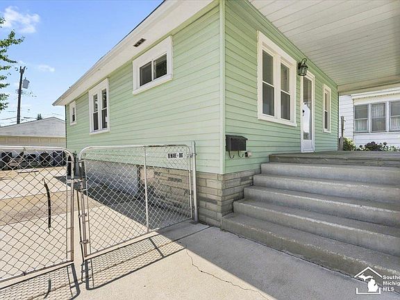 3rd image of 1305 Richmond Ave
