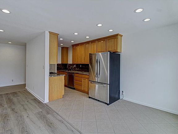 3rd image of 3907 La Crescenta Ave APT 209