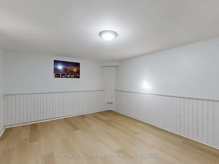 246 Elizabeth St — Photo 8