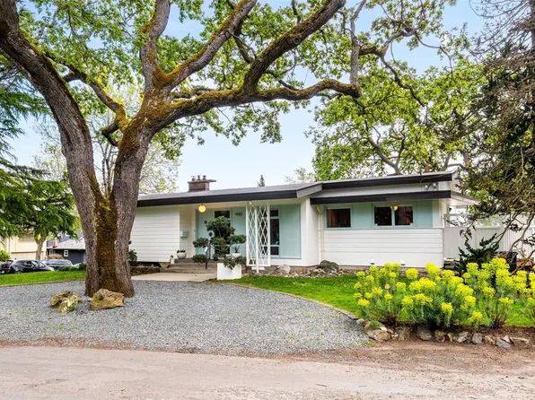 1195 Kings Rd, Victoria, BC V8T 1X6