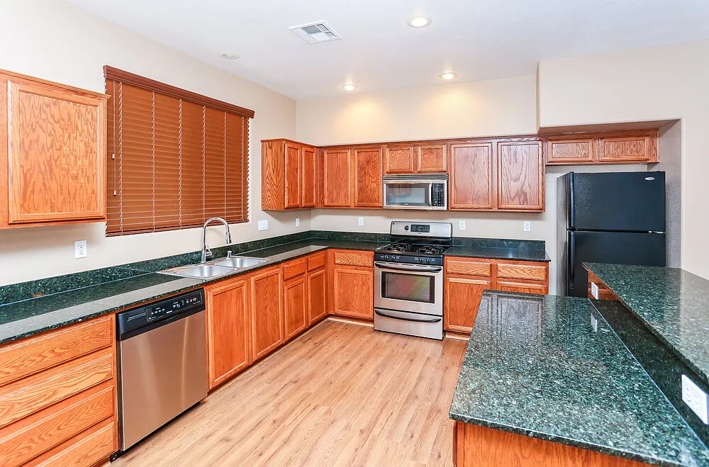 3 bed, 3.0 bath, 2464 sqft, $3,550 — Photo 4