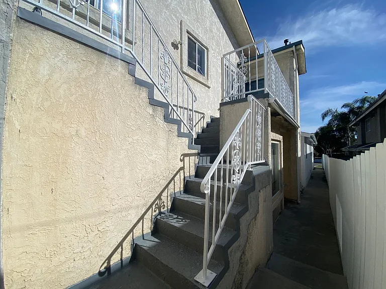 Upstairs 2BD Apartment Home! Great PB Location! Garage! AC! — Photo 11