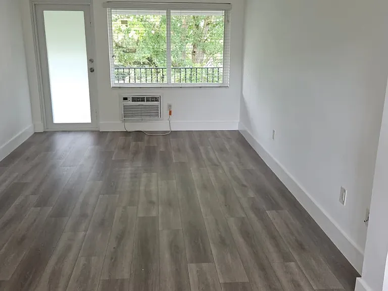 9005 NE 8th Ave #9 — Photo 1