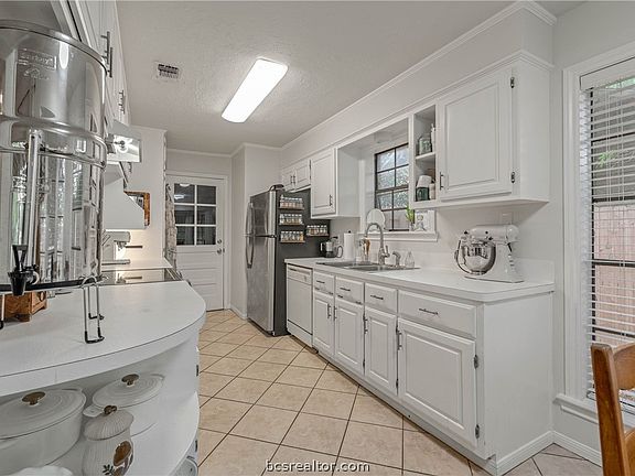 4th image of 3003 Adrienne Dr