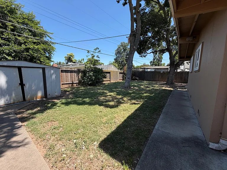 8945 Fashion Dr — Photo 28