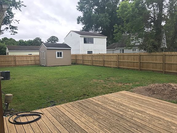3rd image of 1045 Hunting Hill Ln