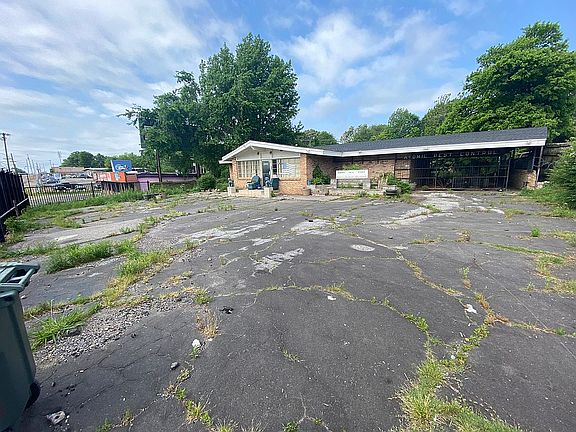 3rd image of 2371 Elvis Presley Blvd
