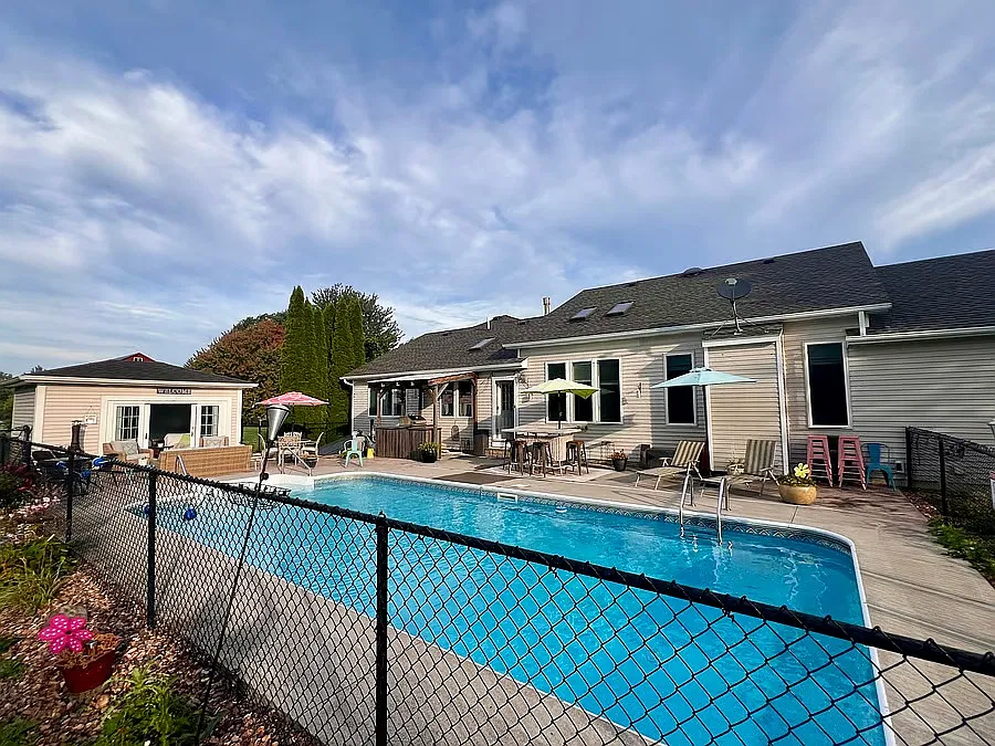1 bed, 1.5 bath, 4250 sqft, $2,200 — Photo 3