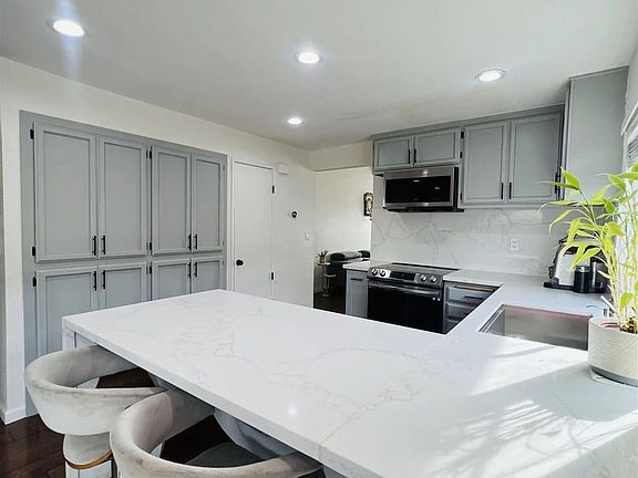 5th image of 5895 Woodbine Pl