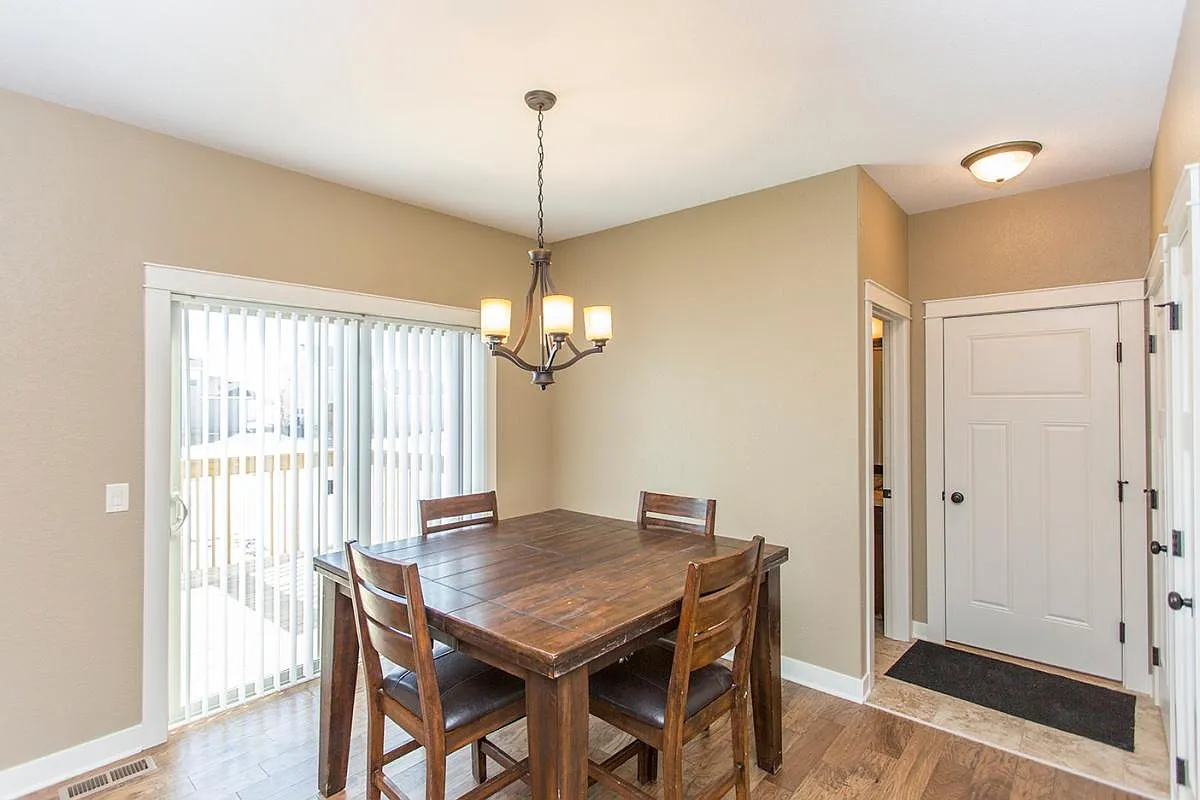 4 bed, 2.5 bath, 1750 sqft, $2,600 — Photo 2