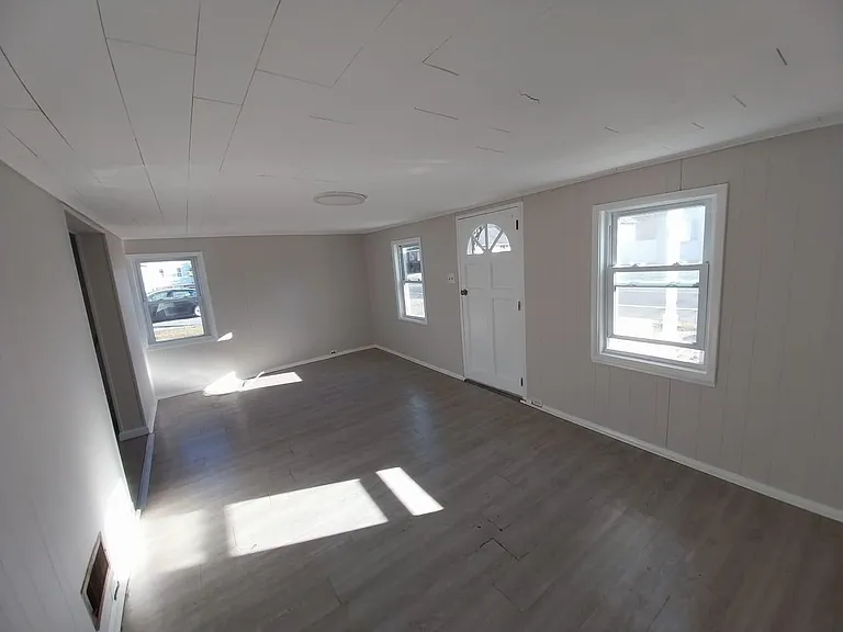 18 Magnolia Ave — Photo 2
