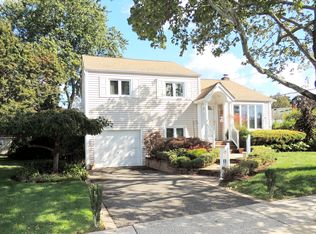 19 Algiers St, Plainview, NY 11803