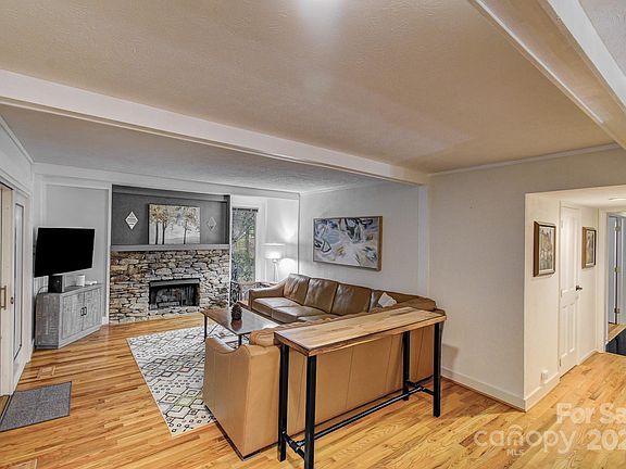 4th image of 9 Chippewa Ln