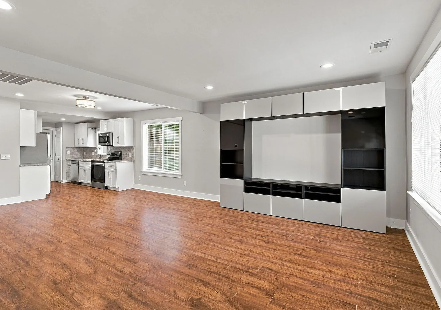 Modern 3 Bedroom in The Nations — Photo 4