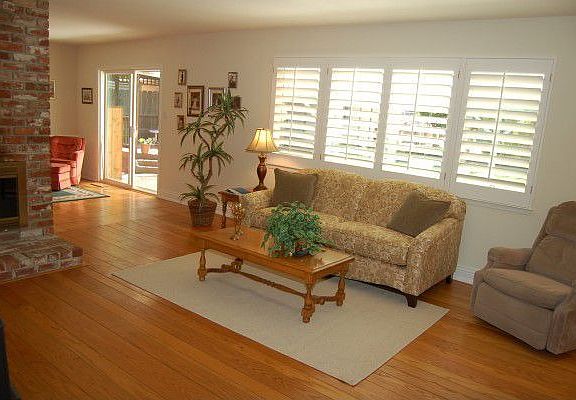 Formal Living Room w/2 sided fireplace