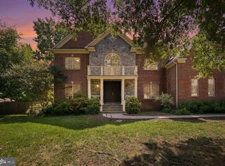 8813 Oak Leaf Dr, Alexandria, VA 22309