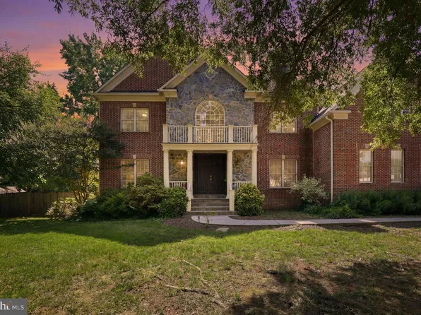 8813 Oak Leaf Dr, Alexandria, VA 22309