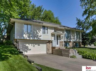 813 Juniper Cir, Papillion, NE 68046