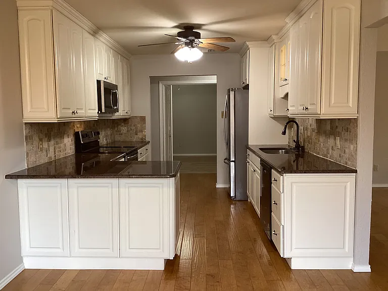 2841 Southridge Dr — Photo 2