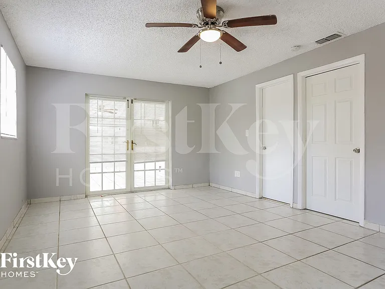 4006 NW 76th Ave — Photo 7