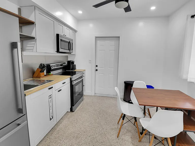 210 SW 11th St #1 — Photo 5