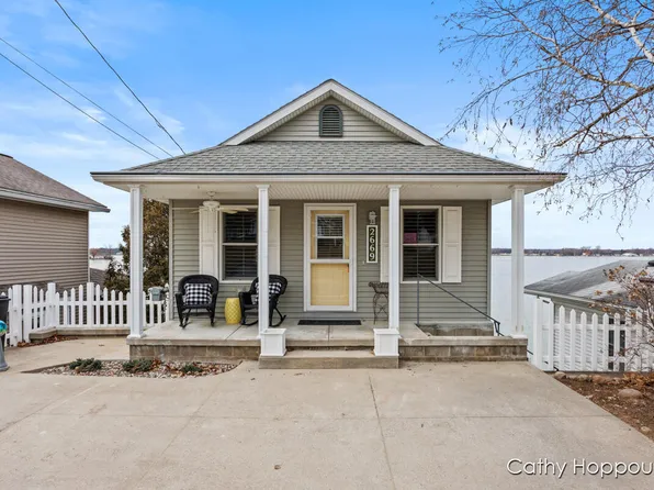 2669 S Shore Dr, Crystal, MI 48818
