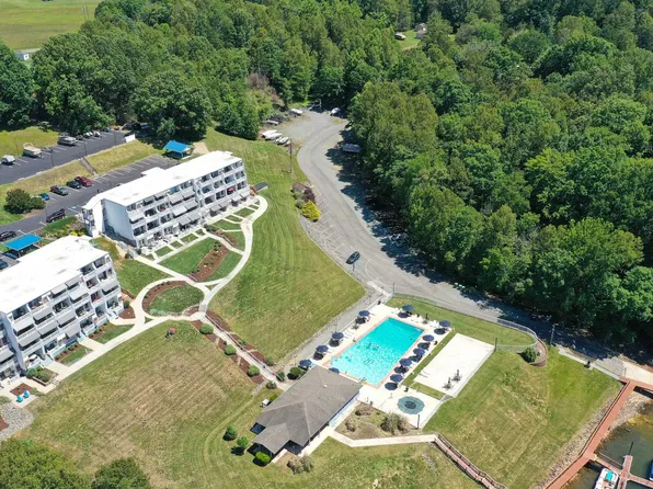 1085 Bluewater Dr Unit 207, Moneta, VA 24121