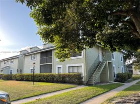 8739 NW 39th St