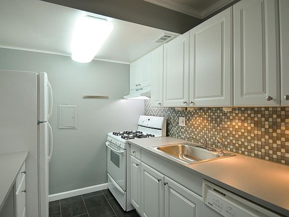 Kitchen *new gas range July 2022