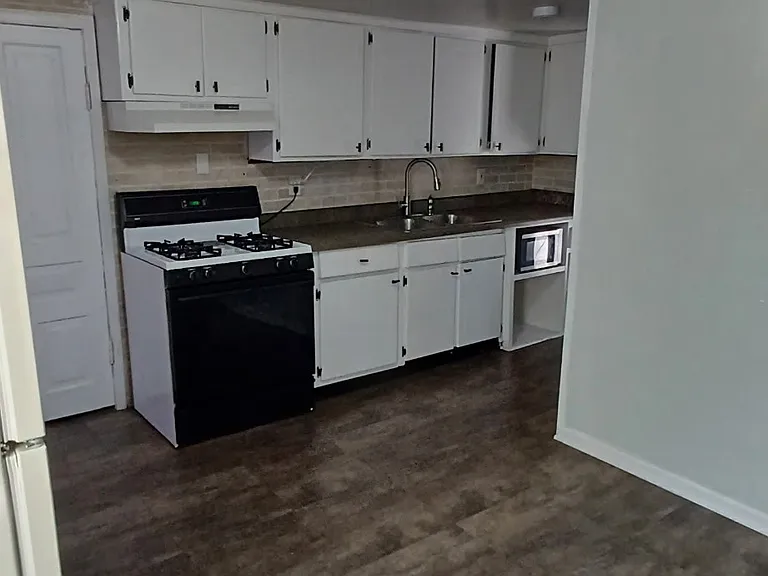 501 Clinton St — Photo 12