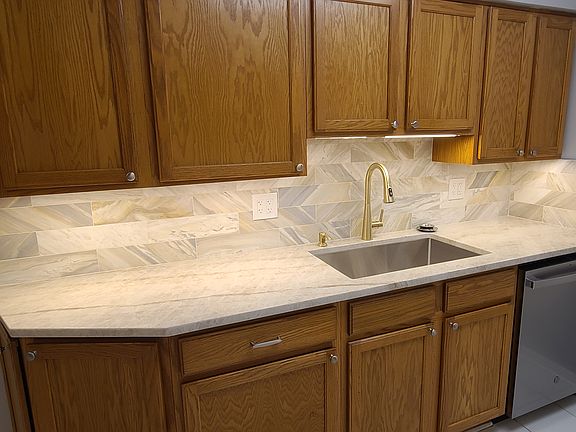 3rd image of 1625 N Windsor Dr #201