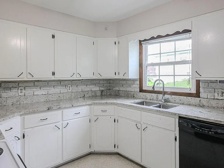 8209 Hillside Dr — Photo 17