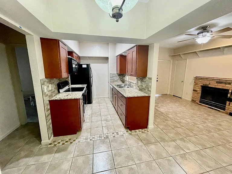 421 W San Antonio St #J1 — Photo 7