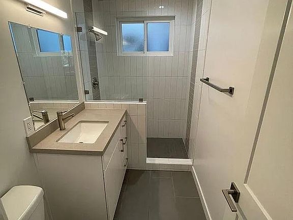 3rd image of 731 23rd St APT 5